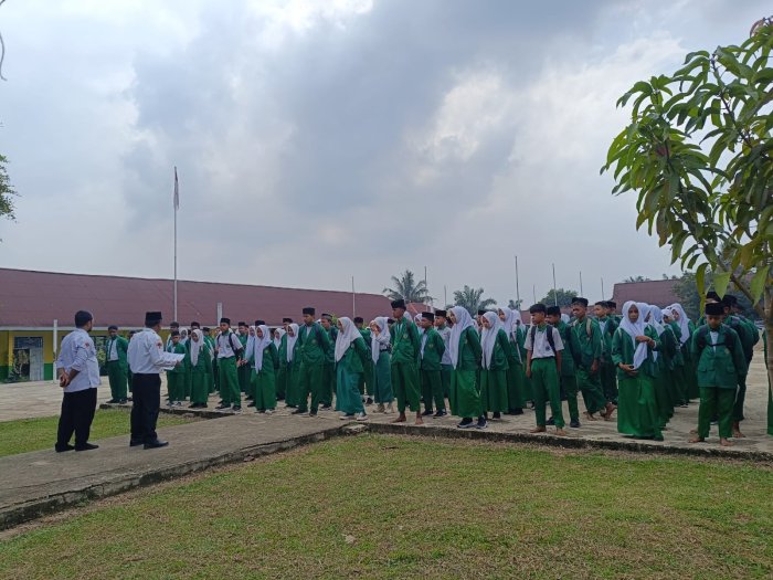 Wakil Kepala Bidang Kurikulum, Bidang Kesiswaan dan Wali Kelas MTsN 5 Merangin Dampingi Pembagian Kelas