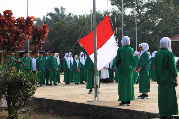Tingkatkan Tanggung Jawab Sejak Dini, Pembina Upacara: Jadilah Siswa Berkarakter ASRI (Agamis, Smart, Rapi dan Islami)