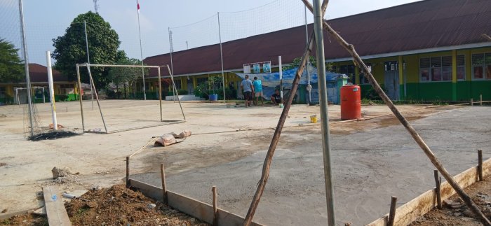 Memasuki Tahap Finishing, MTsN 5 Merangin Rampungkan Pengecoran Lapangan Voli
