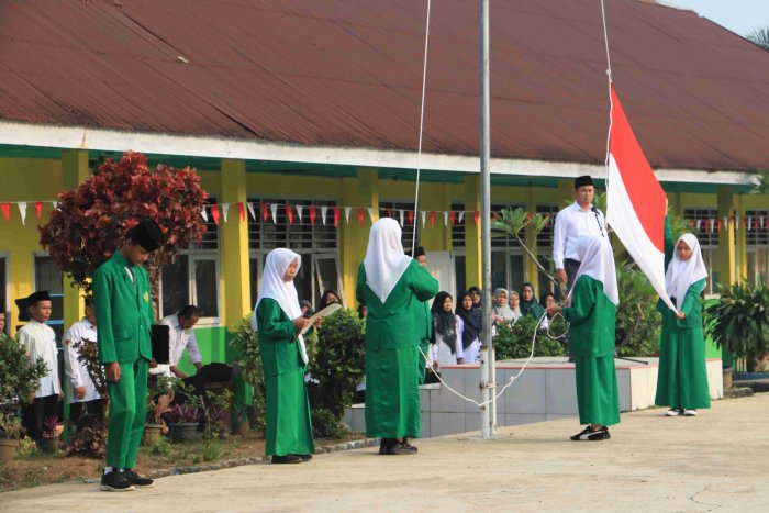 Pentingnya Adab Berkendara, Pembina Upacara MTsN 5 Merangin Tekankan Kedisiplinan Bersepeda Motor