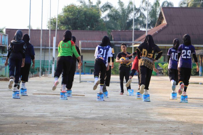 Perdana Gelar Latihan Voli, Tim Putri MTsN 5 Merangin Perkuat Kesolidan dan Fisik
