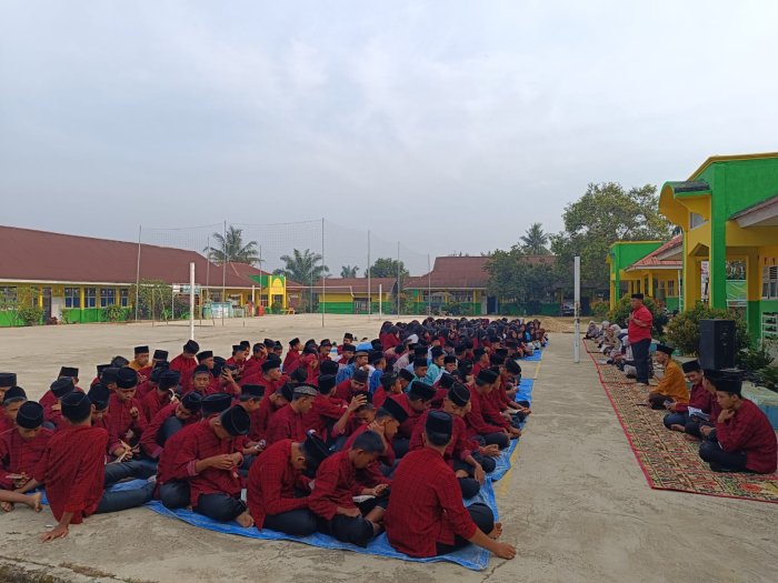 Yaasinan Rutin Jumat Pagi MTsN 5 Merangin, Plt. Kepala Madrasah: Belajar Menghargai Orang Lain