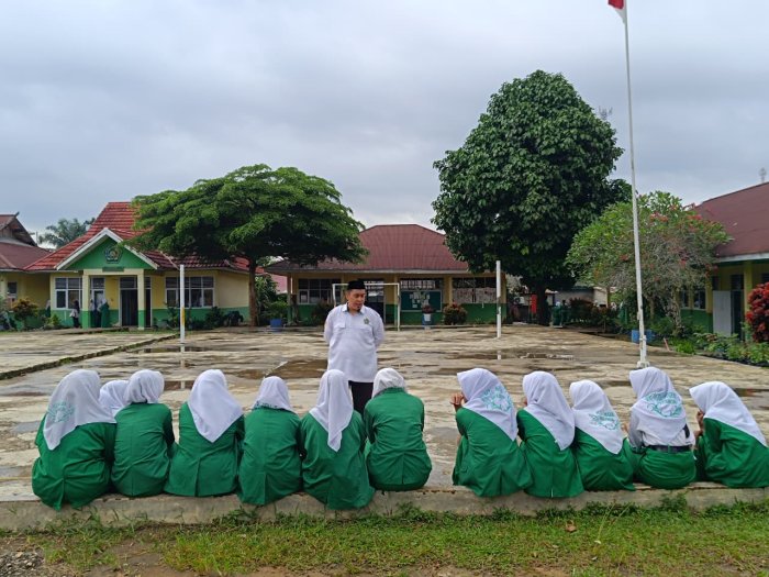 PLt.Kepala MTsN 5 Merangin Beri Motivasi Tim Voli Putri Jelang Pertandingan Tingkat SMP/MTs Sederajat di SMAN 5 Merangin
