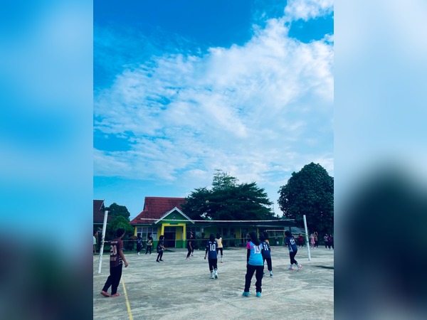 Perkuat Mental dan Kekompakan, Tim Voli Putri MTsN 5 Merangin Gelar Laga Uji Coba dengan SMPN 27 Merangin