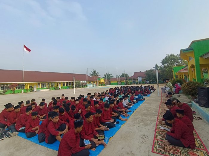 Pentingnya Menjaga Diri dalam Berkendara, Yaasinan Rutin MTsN 5 Merangin Beri Pesan Keselamatan Pentingnya Menjaga Diri dalam Berkendara, Yaasinan Rutin MTsN 5 Merangin Beri Pesan Keselamatan