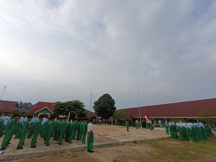 Upacara Perdana Semester Genap TA. 2025/2026, Plt. Kepala MTsN 5 Merangin: Perbaiki Tingkah Laku Positif