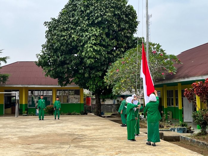 Tingkatkan Kesadaran Pentingnya Belajar, Pembina Upacara MTsN 5 Merangin Ajak Siswa Mantapkan Niat
