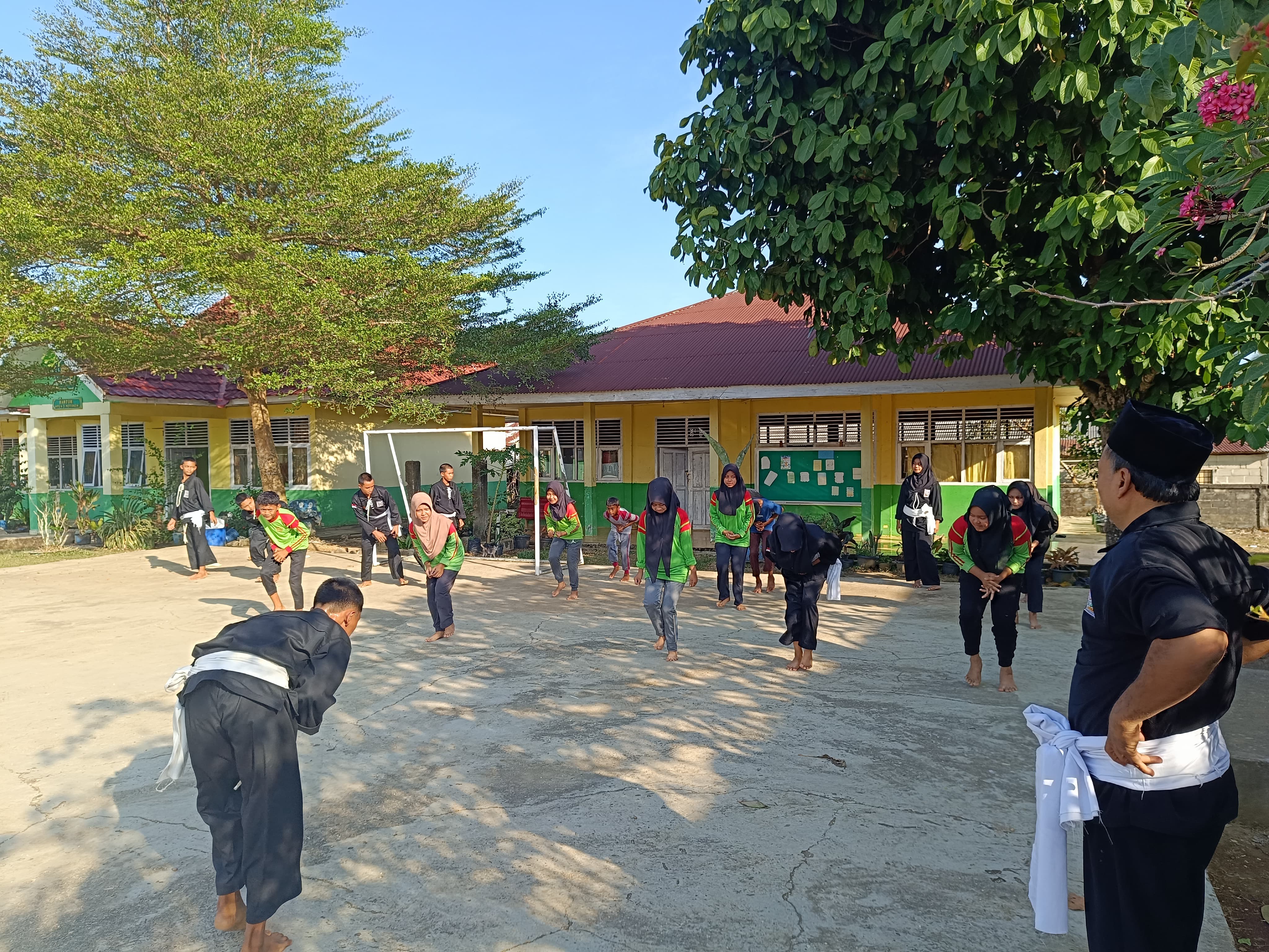 Antusiasme Siswa MTsN 5 Merangin Tinggi di Latihan Perdana Silat