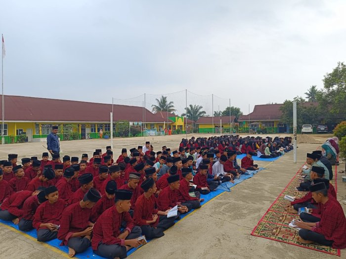 Pentingnya Menjaga Kebersihan Lingkungan, Yaasinan Rutin MTsN 5 Merangin Terus Galakkan Perilaku Hidup Bersih dan Sehat