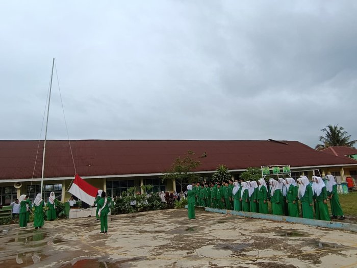 Tingkatkan Percaya Diri Tanpa Bully, Pembina Upacara MTsN 5 Merangin Tekankan Rasa Simpati dan Empati