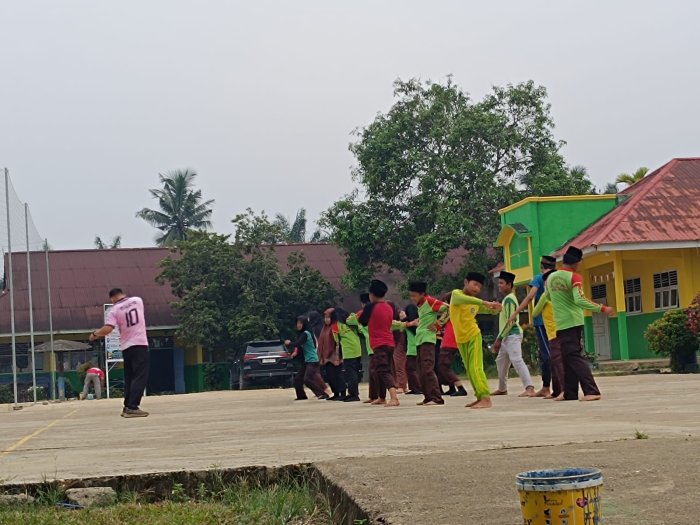 Guru Olahraga MTsN 5 Merangin Lakukan Latih Kekuatan dan Kelenturan Otot dengan Olah Fisik Guru Olahraga MTsN 5 Merangin Lakukan Latih Kekuatan dan Kelenturan Otot dengan Olah Fisik