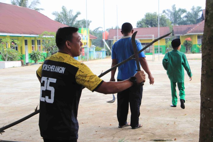 Ramaikan Bulan Kemerdekaan, MTsN 5 Merangin Pasang Umbul-Umbul