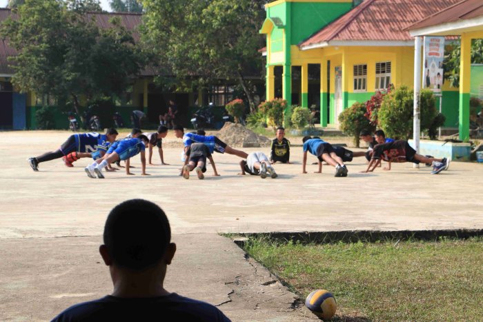 Mengawali Semester Baru, Tim Voli Putra MTsN 5 Merangin Gelar Latihan Fisik dan Pemantapan Mental