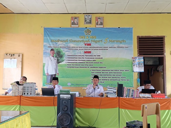 Pengawas Madrasah Berikan Materi Kurikulum Berbasis Cinta pada Workshop di MTsN 5 Merangin