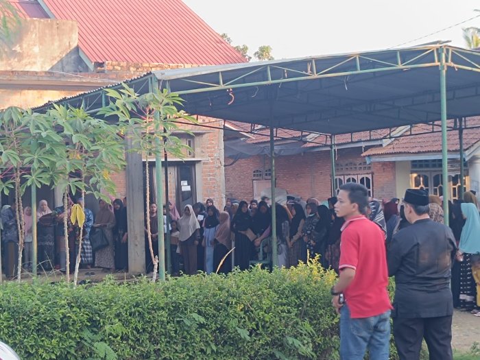 Sampaikan Rasa Duka Mendalam, MTsN 5 Merangin Takziyah ke Rumah Rekan Guru yang Kehilangan Buah Hati Sampaikan Rasa Duka Mendalam, MTsN 5 Merangin Takziyah ke Rumah Rekan Guru yang Kehilangan Buah Hati