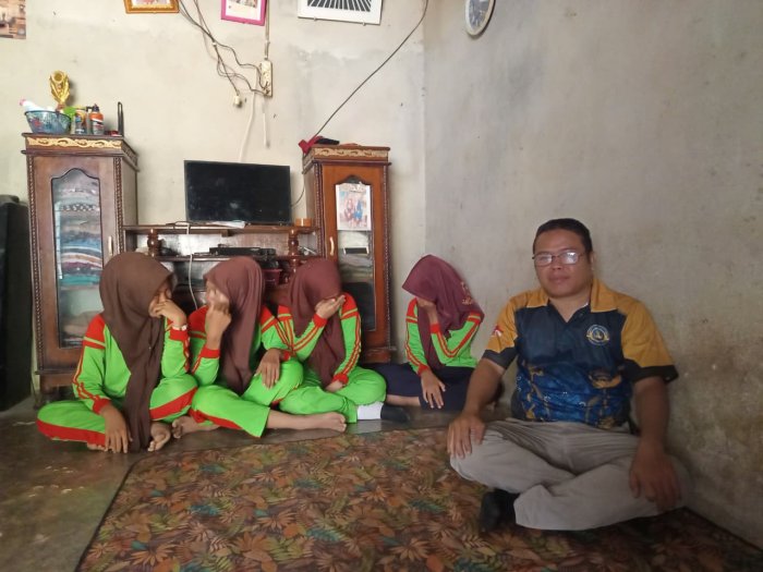 Wali Kelas VIII-C Menjenguk Siswanya Yang Sakit Bersama Teman Satu Kelas, Semoga Segera Sehat