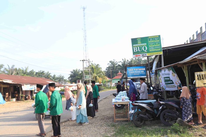 Kuatkan Rasa Kebersamaan di bulan Puasa, MTsN 5 Merangin Gelar Kegiatan Berbagi Takjil Gratis