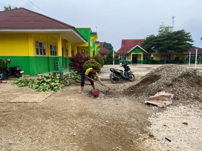 Lakukan Peremajaan dan Perawatan Lingkungan Madrasah, MTsN 5 Merangin Berjibaku Gotong Royong Penataan Ulang