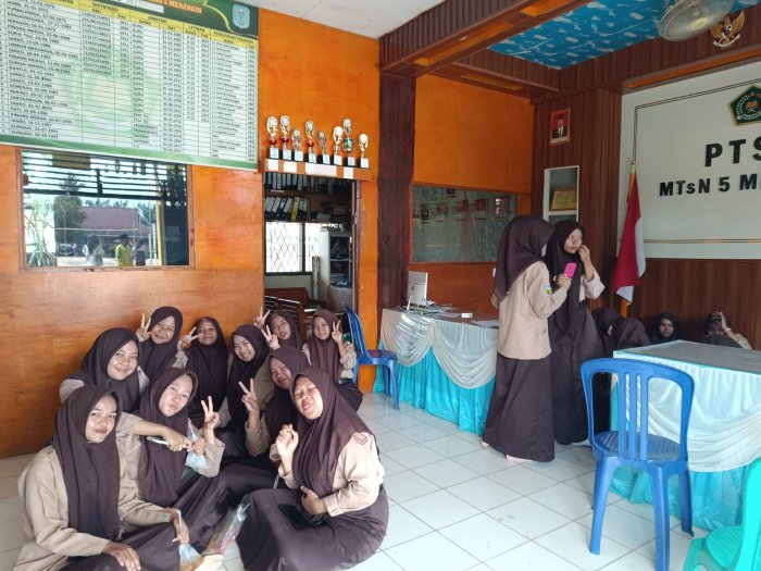Maksimalkan Layanan PTSP, Alumni MTsN 5 Merangin Angkatan 29 Ambil Ijazah