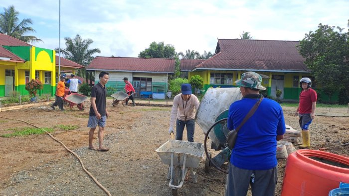 Berjibaku! Stakeholder MTsN 5 Merangin Gotong Royong Perluasan Lapangan Utama
