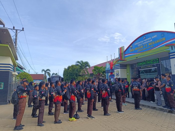 Kamabiran Pamenang Barat Melepas Kontingen Jambore Cabang ke Nalo Tantan di SMAN 12 Merangin