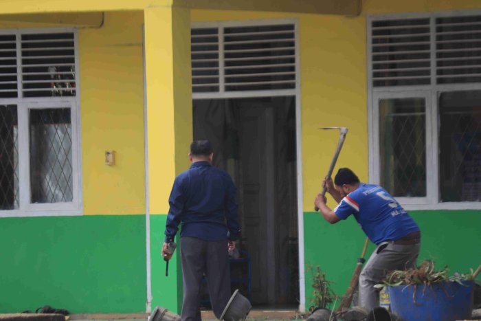Sentuhan Dingin Pramubakti, Taman TU MTsN 5 Merangin Kini Tampil Lebih Hijau, Rapi, dan Asri Sentuhan Dingin Pramubakti, Taman TU MTsN 5 Merangin Kini Tampil Lebih Hijau, Rapi, dan Asri