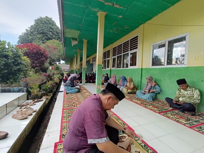Jelang ASAS Genap, MTsN 5 Merangin Gelar Yasinan Terakhir Sekaligus Doa Bersama untuk Almarhumah Putri Guru