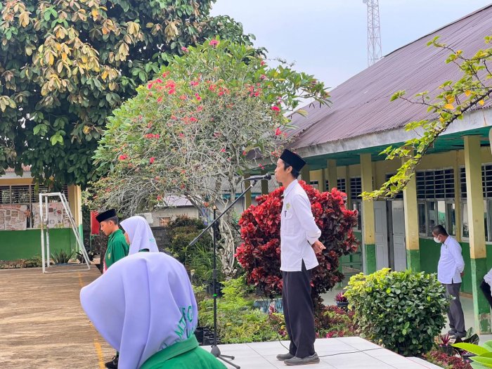 Tekankan Pentingnya Akhlak dalam Ibadah, Pembina Upacara MTsN 5 Merangin Kembali Ingatkan Peran Utama Pelajar