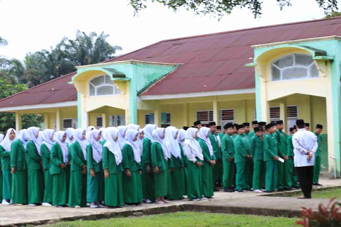 Siap Ikuti UM Hari Pertama, Siswa-Siswi Kelas IX Simak Arahan PLt. Kepala Menjelang Pelaksanaan
