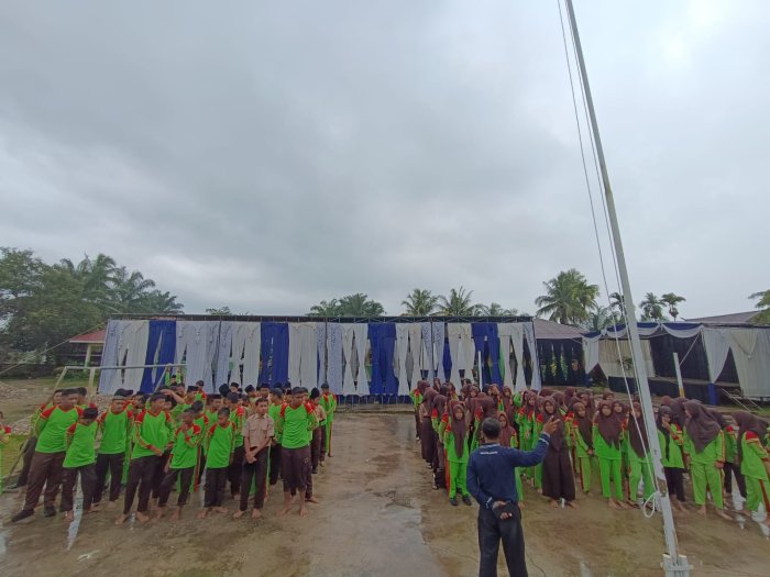 Lakukan Persiapan Penyambutan Tamu Undangan dan Wali Murid Menjelang Perpisahan, MTsN 5 Merangin Gotong Royong Total Lakukan Persiapan Penyambutan Tamu Undangan dan Wali Murid Menjelang Perpisahan, MTsN 5 Merangin Gotong Royong Total