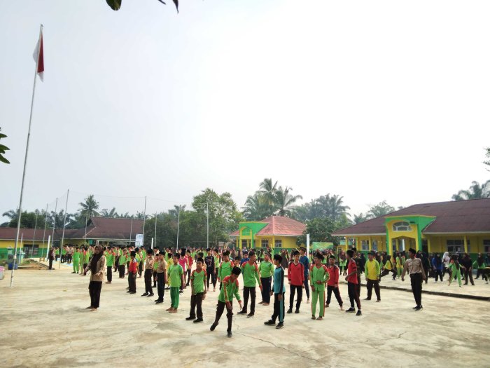 Puncak Kemeriahan Agustusan: MTsN 5 Merangin Padukan Senam Sehat dan Pembagian Hadiah Lomba Puncak Kemeriahan Agustusan: MTsN 5 Merangin Padukan Senam Sehat dan Pembagian Hadiah Lomba