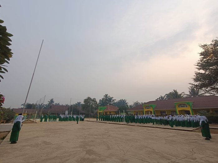 Amanat Upacara MTsN 5 Merangin: Pembina Tegaskan Tanggung Jawab Siswa, Fokus Belajar, dan Jaga Kebersihan Amanat Upacara MTsN 5 Merangin: Pembina Tegaskan Tanggung Jawab Siswa, Fokus Belajar, dan Jaga Kebersihan