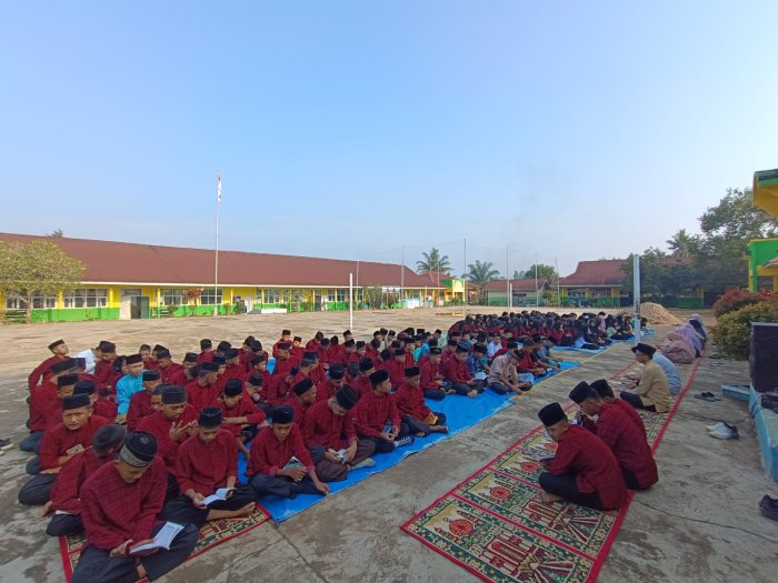 Pentingnya Adab Membaca Ayat Al-Quran, Yasinan Rutin MTsN 5 Merangin Tekankan Kesungguhan
