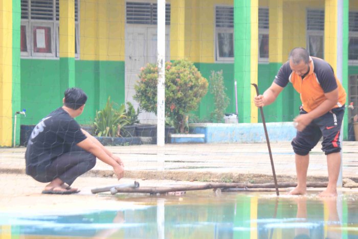 Giat Bersih Sebelum KBM Daring, MTsN 5 Merangin Bakti Gotong Royong Giat Bersih Sebelum KBM Daring, MTsN 5 Merangin Bakti Gotong Royong