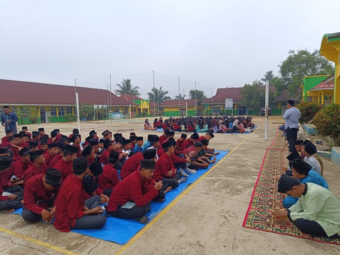 Kompak Jaga Kebersihan Lingkungan Madrasah, Plt. Kepala MTsN 5 Merangin Ingatkan Kerjasama Saling Membahu Kompak Jaga Kebersihan Lingkungan Madrasah, Plt. Kepala MTsN 5 Merangin Ingatkan Kerjasama Saling Membahu