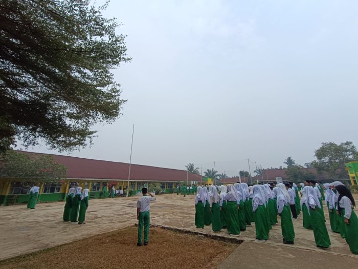 Tegakkan Budaya Positif Madrasah, Pembina Upacara MTsN 5 Merangin Ingatkan Tiga Pilar Utama Character Building Tegakkan Budaya Positif Madrasah, Pembina Upacara MTsN 5 Merangin Ingatkan Tiga Pilar Utama Character Building