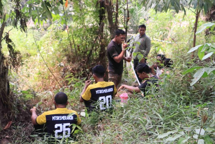 Berjibaku Lawan Kekeringan, MTsN 5 Merangin dan Stakeholder Gotong-Royong Gali Sumur Berjibaku Lawan Kekeringan, MTsN 5 Merangin dan Stakeholder Gotong-Royong Gali Sumur
