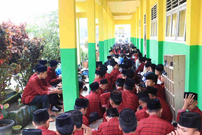 Yasinan Rutin Jumat Pagi, Plt. Kepala Mtsn 5 Merangin Terus Ajak Siswa Bersinergi Membangun Kekompakan