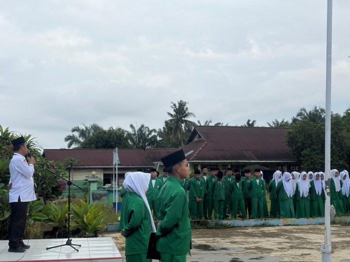 Upacara Perdana Pasca Lebaran, Kaur TU MTsN 5 Merangin Ajak Stakeholder Perkuat Persatuan & Kesatuan Mencapai Kesuksesan