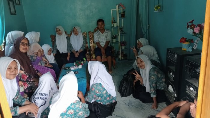 Wali Kelas IX-C Menjenguk Siswanya Yang Sakit Bersama Teman Satu Kelas: Semoga Segera Sembuh