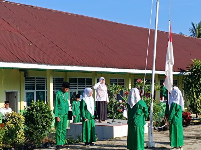 Tekankan Tanggung Jawab Sedini Mungkin, Pembina Upacara MTsN 5 Merangin Beri Motivasi Menyentuh