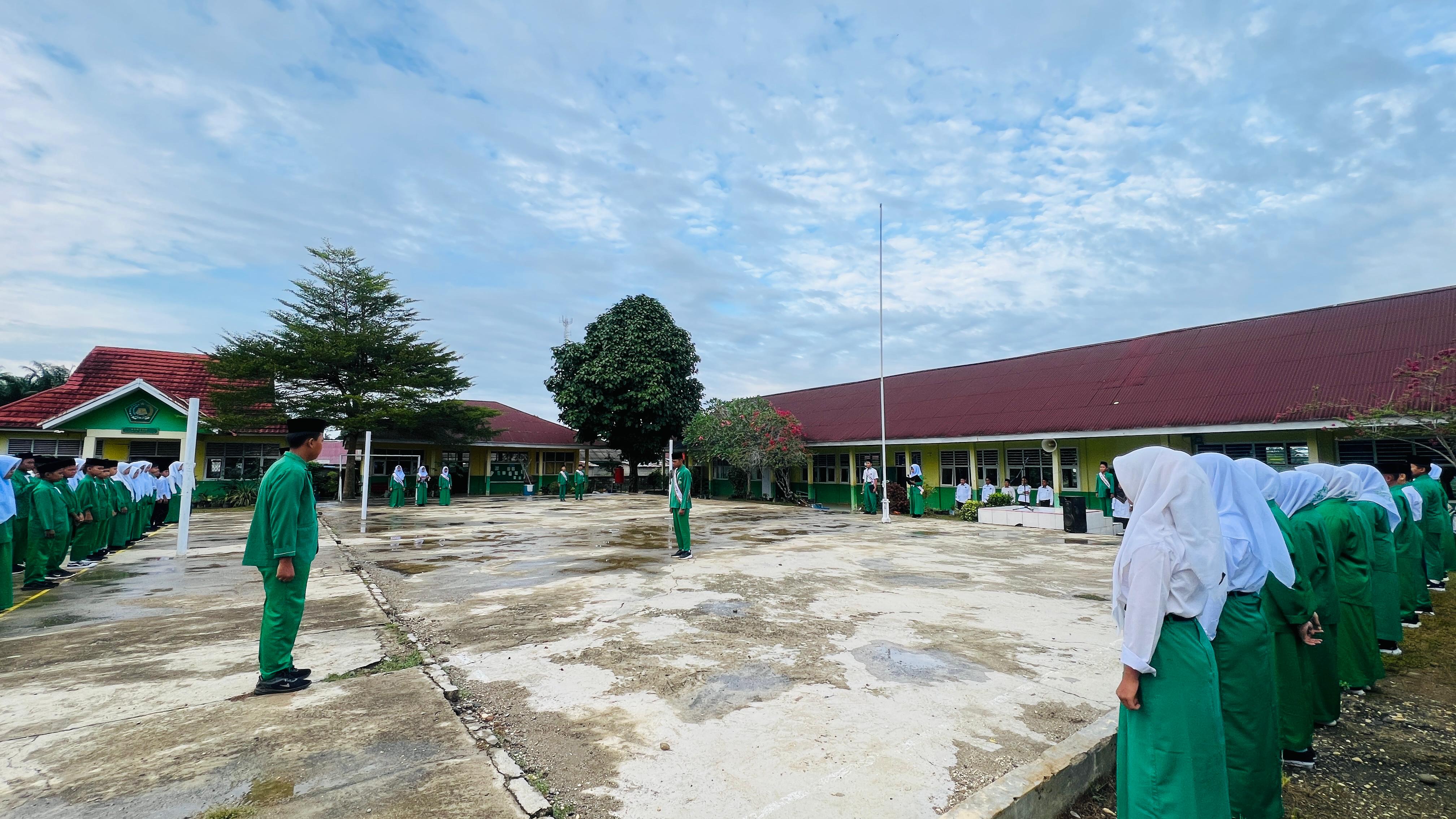 Upacara Bendera Senin, 4 Agustus 2025: Ajak Siswa Cintai Kebersihan dan Proses Belajar