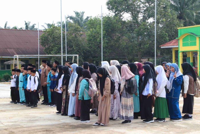 Siap Sambut Siswa Baru; MTsN 5 Merangin Lakukan Pendampingan Pembagian Kelompok dan Prosedur Tes