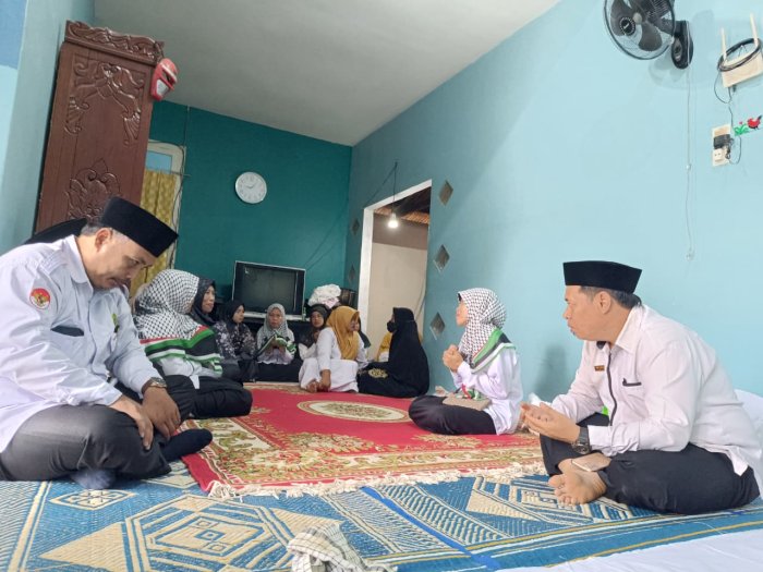 Wujud Kepedulian, Keluarga Besar MTsN 5 Merangin Takziyah ke Rumah Duka Dewan Guru