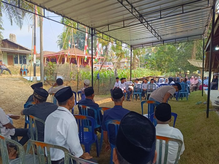 Wujud Kepedulian dan Kekeluargaan, MTsN 5 Merangin Bertakziah ke Kediaman Nenek Siswi Kelas 7A