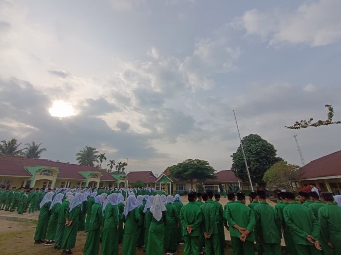 Pentingnya Akhlak dan Budi Pekerti, Pembina Upacara Tekankan Tanggung Jawab Sebagai Siswa-Siswi di MTsN 5 Merangin