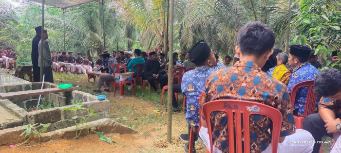 Sampaikan Duka Cita, Keluarga Besar MTsN 5 Merangin Gelar Takziah ke Rumah Duka Alumni di Desa Sialang