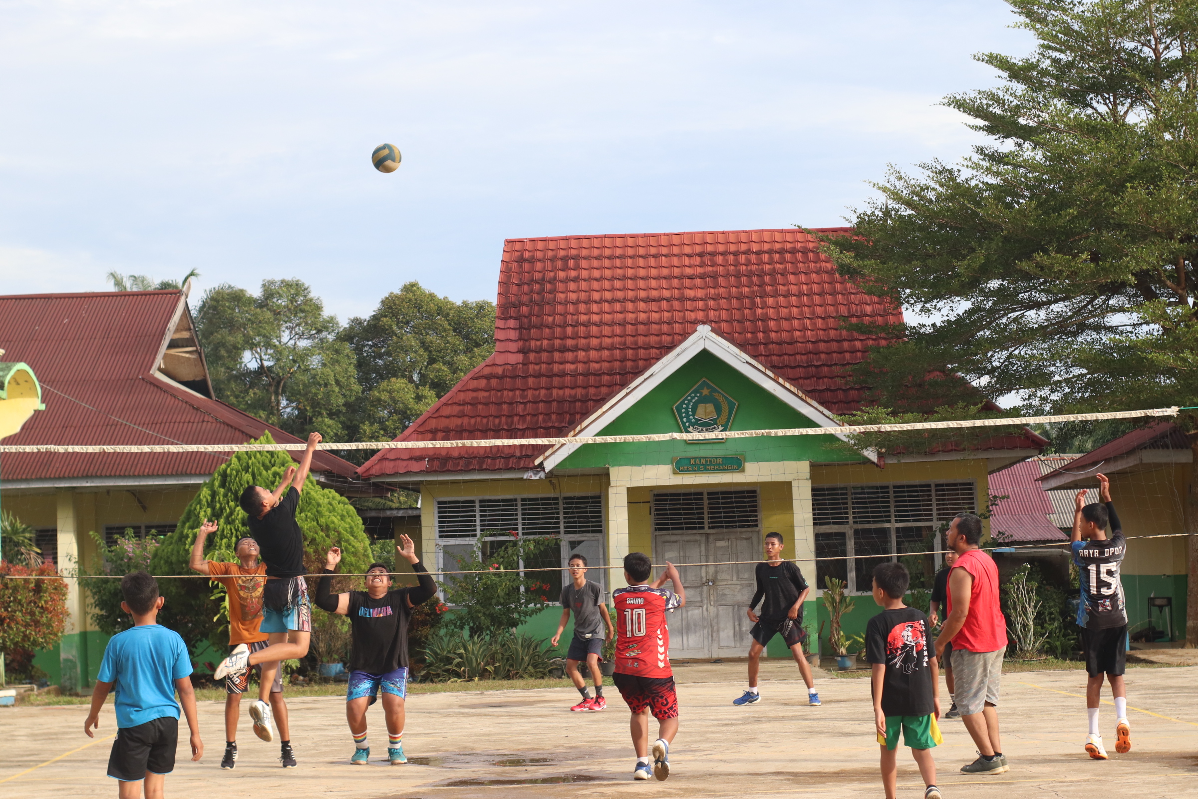 Gelar Latihan Voli Bersesi: MTsN 5 Merangin Tumbuhkan Semangat Berolahraga