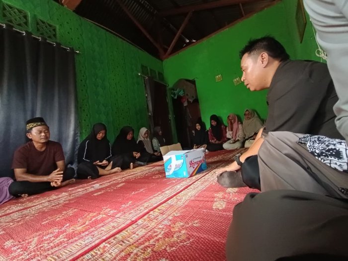 Wujud Belasungkawa, Warga MTsN 5 Merangin Takziyah ke Rumah Orang Tua Siswa