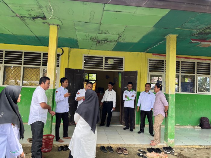 Perwakilan Kanwil Kemenag Jambi dan Perwakilan Kasi Penmad Kankemenag Merangin Tinjau Pelaksanaan ANBK di MTsN 5 Merangin